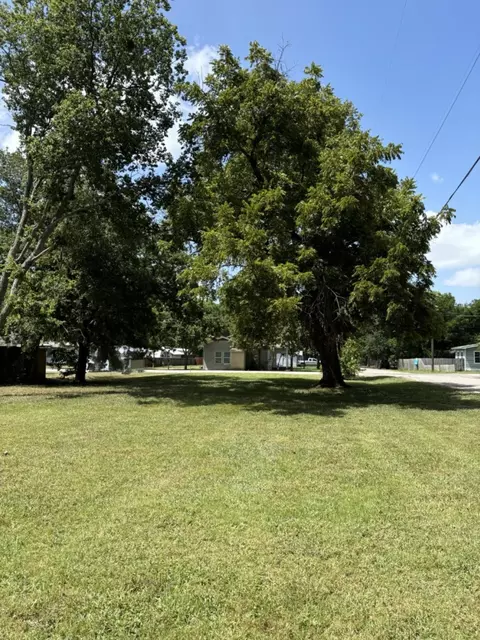 701 S Main St, Saint Jo, TX 76265