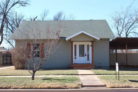231 N 5th Ave, Munday, TX 76371