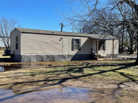 1004 E Davis St, Whitney, TX 76692