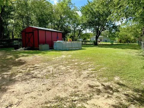 Exterior - 809 E 11th St, Kemp, TX 75143 photo 9 of 9