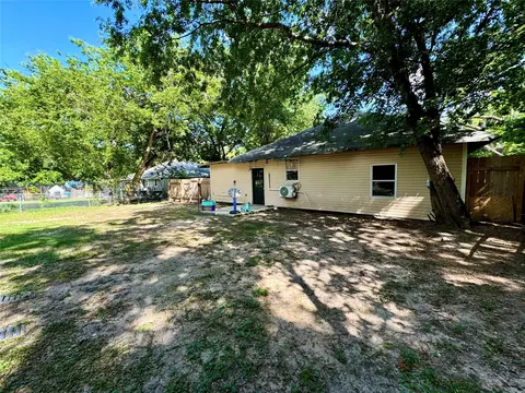 Exterior - 809 E 11th St, Kemp, TX 75143 photo 4 of 9