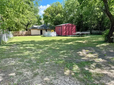 Exterior - 809 E 11th St, Kemp, TX 75143 photo 6 of 9