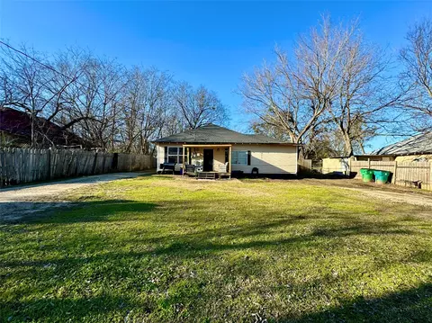 Exterior - 809 E 11th St, Kemp, TX 75143 photo 2 of 9