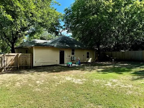 Exterior - 809 E 11th St, Kemp, TX 75143 photo 5 of 9