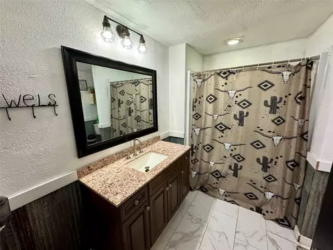 Bath - 809 E 11th St, Kemp, TX 75143 photo 1 of 1