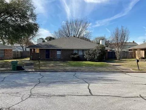 2808 Springhaven Ct, Bedford, TX 76021