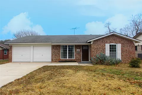 303 Huntington Dr, Euless, TX 76040