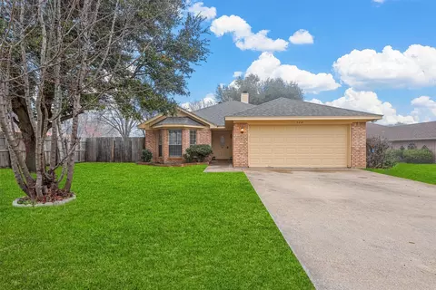 524 Oak Ridge Ct, Crowley, TX 76036