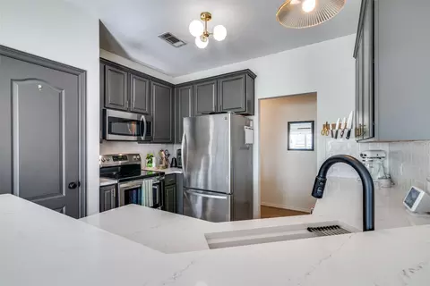 Kitchen - 10205 Bent Tree Dr, Rowlett, TX 75089 photo 2 of 3