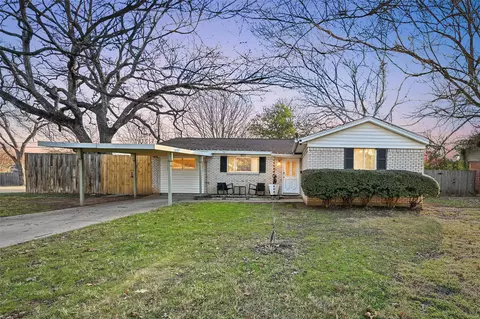 801 Clover Park Dr, Arlington, TX 76013