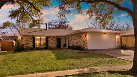 6800 Blackberry Dr, Arlington, TX 76016
