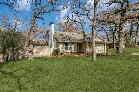 310 Lone Oak Cir, Euless, TX 76039