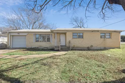 4100 Canyon Trl, Lake Worth, TX 76135