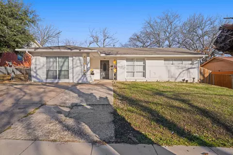 530 W Phillips Ct, Grand Prairie, TX 75051