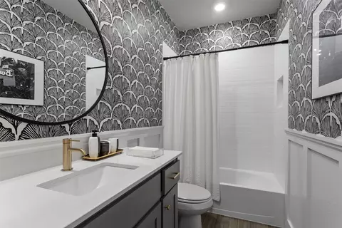 Bath - 521 Watson Ln, Denton, TX 76210 photo 3 of 3