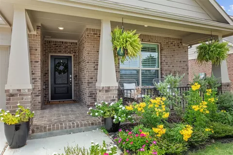 Exterior - 521 Watson Ln, Denton, TX 76210 photo 3 of 6