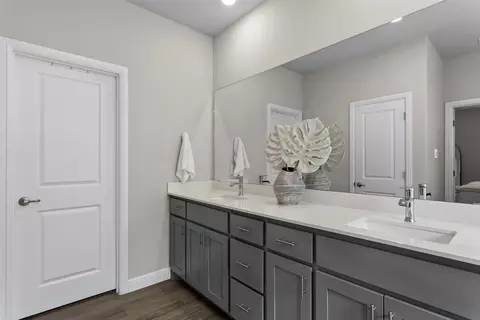 Bath - 521 Watson Ln, Denton, TX 76210 photo 1 of 3