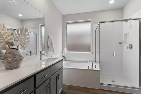 Bath - 521 Watson Ln, Denton, TX 76210 photo 2 of 3