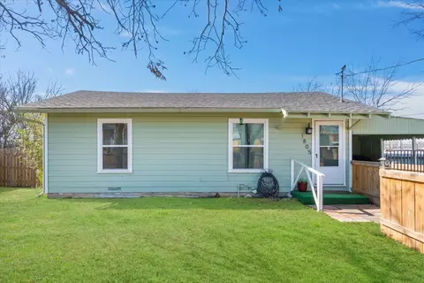 1805 N Robinson St, Cleburne, TX 76031
