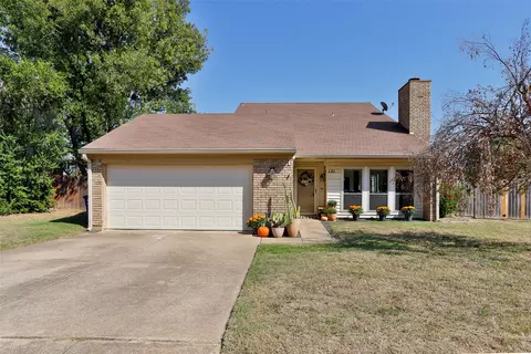 121 Clove Ln, Euless, TX 76039