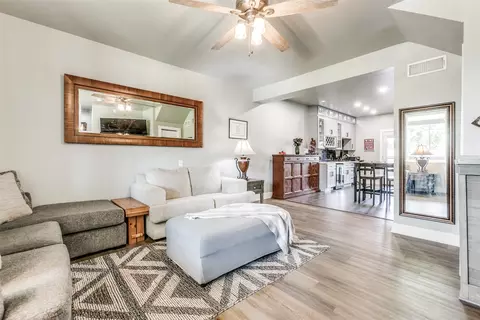 1527 Seegar St, Dallas, TX 75215