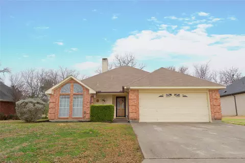 1111 Oxford Dr, Gainesville, TX 76240