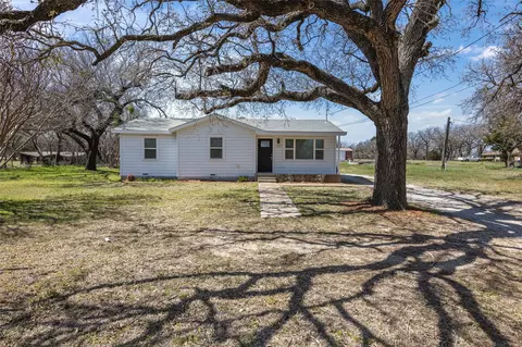 204 Pine St, Chico, TX 76431