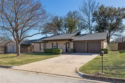 1516 Trammell Dr, Benbrook, TX 76126