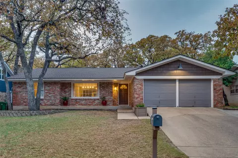 1109 Forest Oaks Ln, Hurst, TX 76053