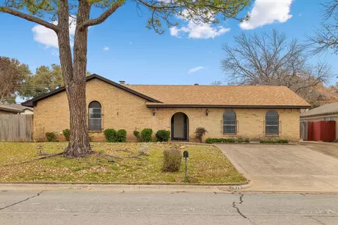 416 W Pleasantview Dr, Hurst, TX 76054