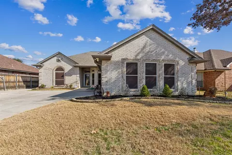 6808 Hadley Dr, North Richland Hills, TX 76182