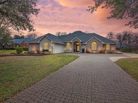 211 Brookbend Dr, Waxahachie, TX 75165