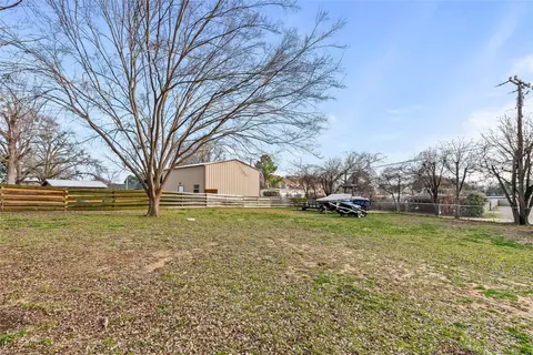 2001 Island Cir, Tool, TX 75143 photo 2