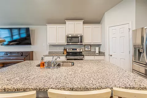 Kitchen - 2576 Hadley St, Weatherford, TX 76087 photo 1 of 3