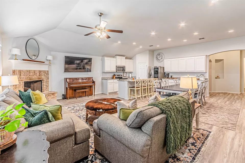 Living - 2576 Hadley St, Weatherford, TX 76087 photo 5 of 5