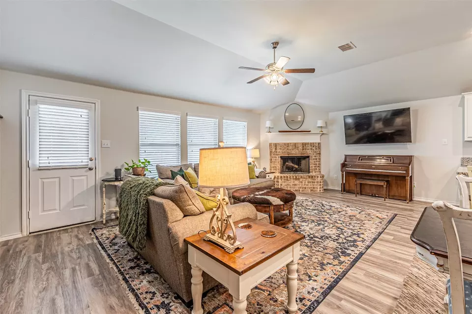 Living - 2576 Hadley St, Weatherford, TX 76087 photo 1 of 5