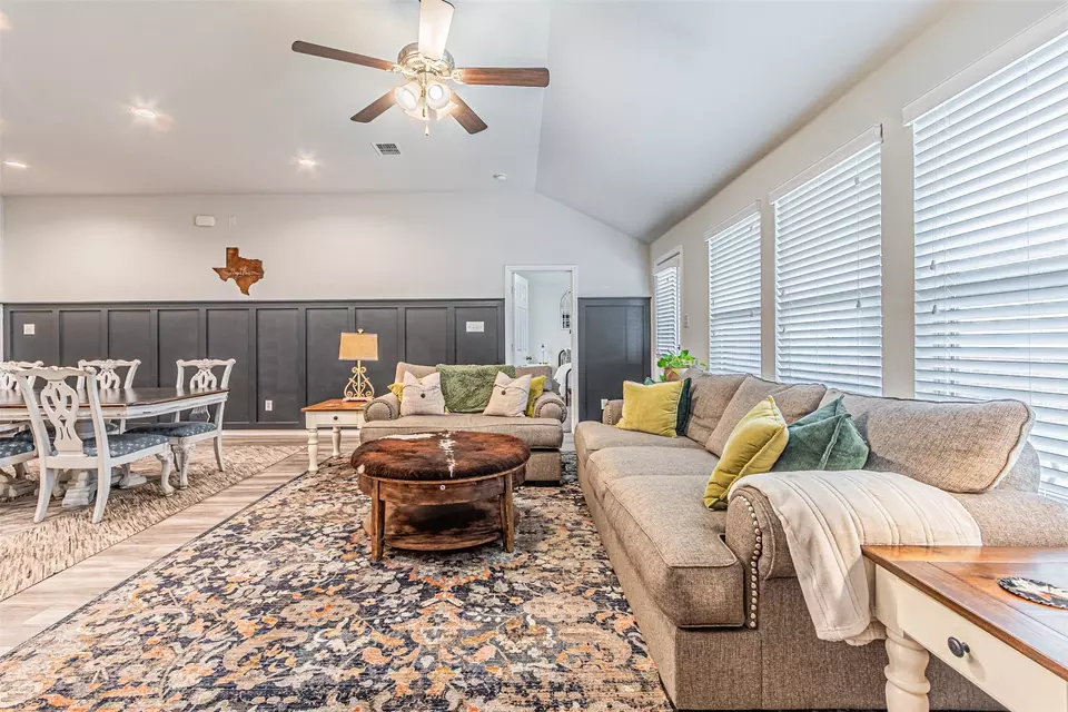 Living - 2576 Hadley St, Weatherford, TX 76087 photo 3 of 5