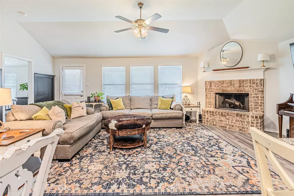 Living - 2576 Hadley St, Weatherford, TX 76087 photo 2 of 5