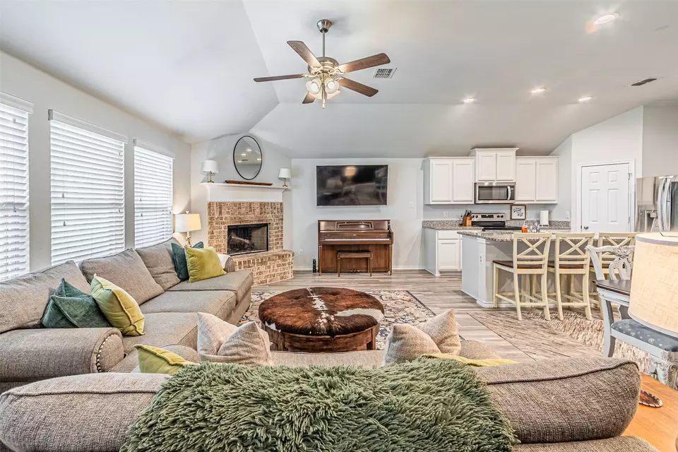 Living - 2576 Hadley St, Weatherford, TX 76087 photo 4 of 5