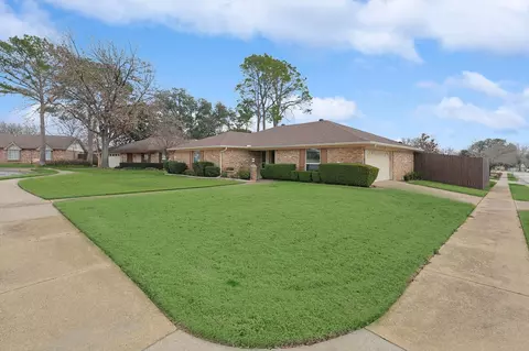 2400 Meadow Vw, Bedford, TX 76021