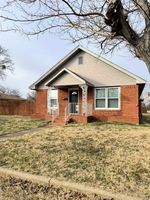 516 E Crafton St, Henrietta, TX 76365