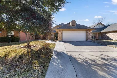 1141 Meadow Park Ln, Grand Prairie, TX 75052