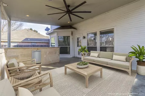 200 Vines Dr, Cedar Hill, TX 75104