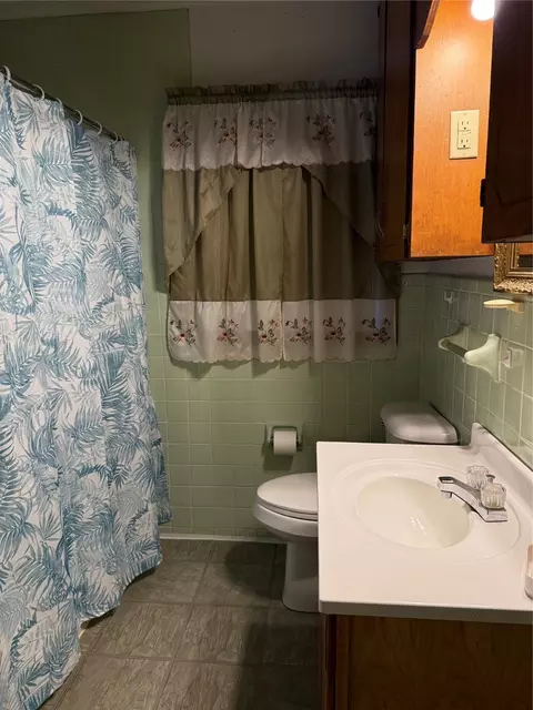 Bath - 1306 4th St SE, Springhill, LA 71075 photo 1 of 2