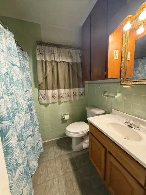 Bath - 1306 4th St SE, Springhill, LA 71075 photo 2 of 2