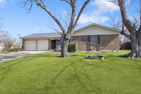 6301 Regal Rd, Forest Hill, TX 76119