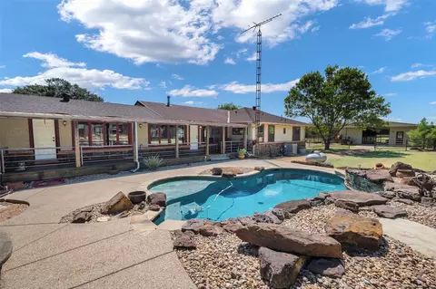 469 Springs Rd, Valley View, TX 76272