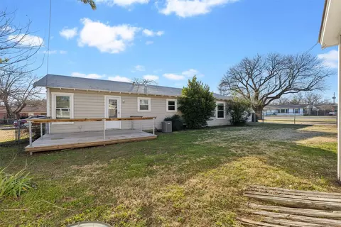 Exterior - 214 Circle Dr, Cleburne, TX 76033 photo 4 of 5