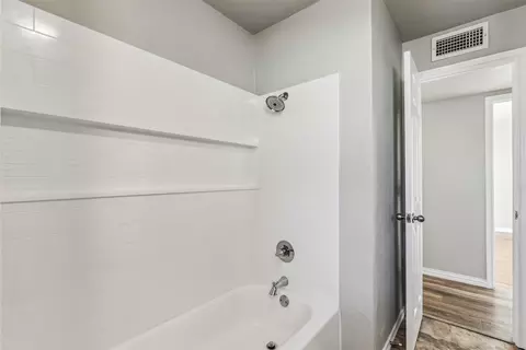 Bath - 214 Circle Dr, Cleburne, TX 76033 photo 4 of 4