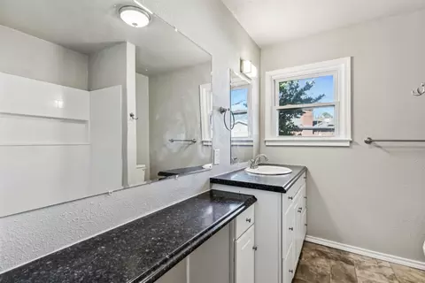 Bath - 214 Circle Dr, Cleburne, TX 76033 photo 3 of 4